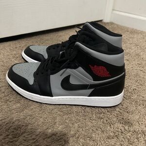 Jordan 1 Mid shadow reds